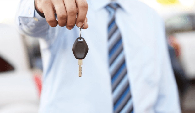 hombre ejecutivo tomando llaves de vehiculo